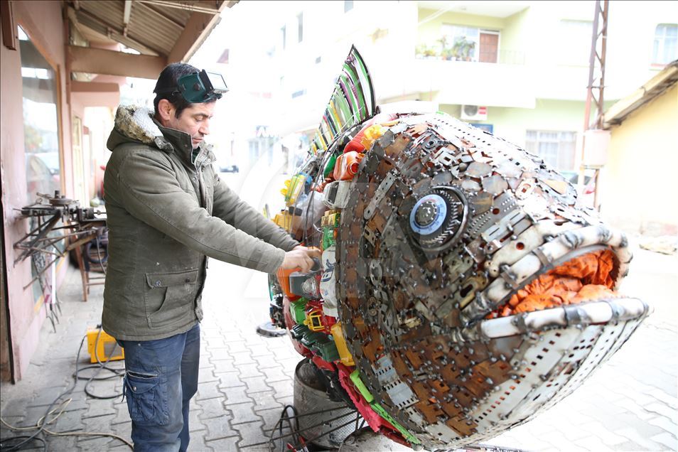 Li Reyhanliya navçeya Hatayê hosteyê mozaîkê Mervan Altinorak ji qeraxa Samandagê 2 ton plastîk kom kir û bi van plastîkan peykereke masiya çê kir