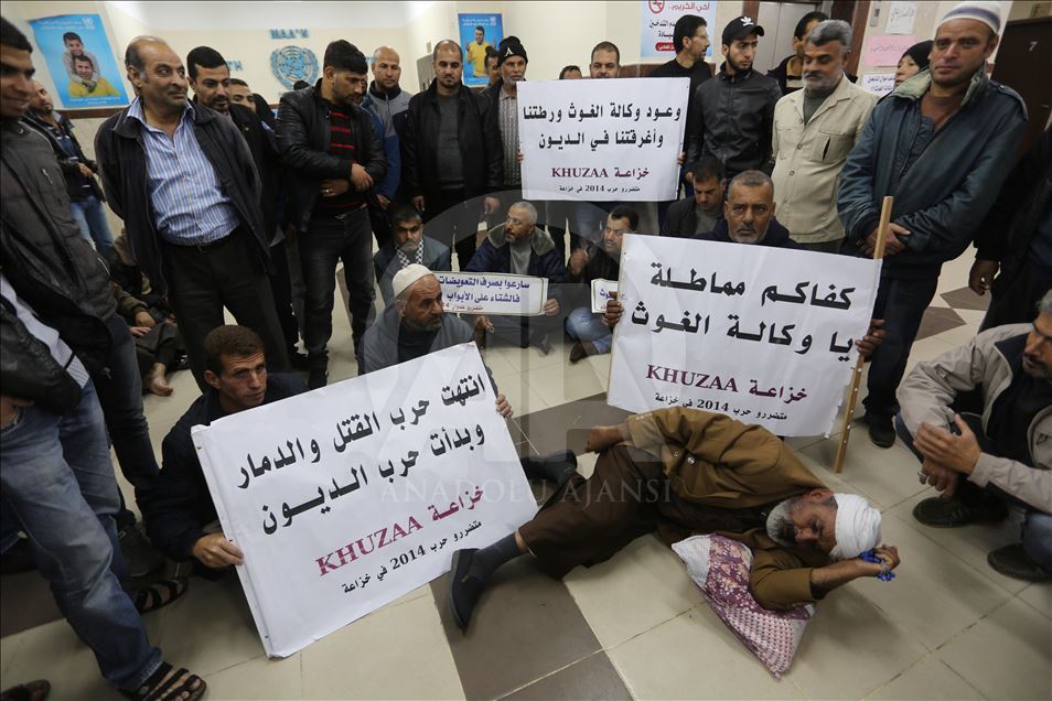 فلسطينيون يقتحمون مقر أونروا بغزة للمطالبة بصرف "تعويضات"