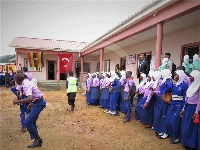 "تيكا" التركية تفتتح فصولاً دراسية إضافية لثانوية في أوغندا
