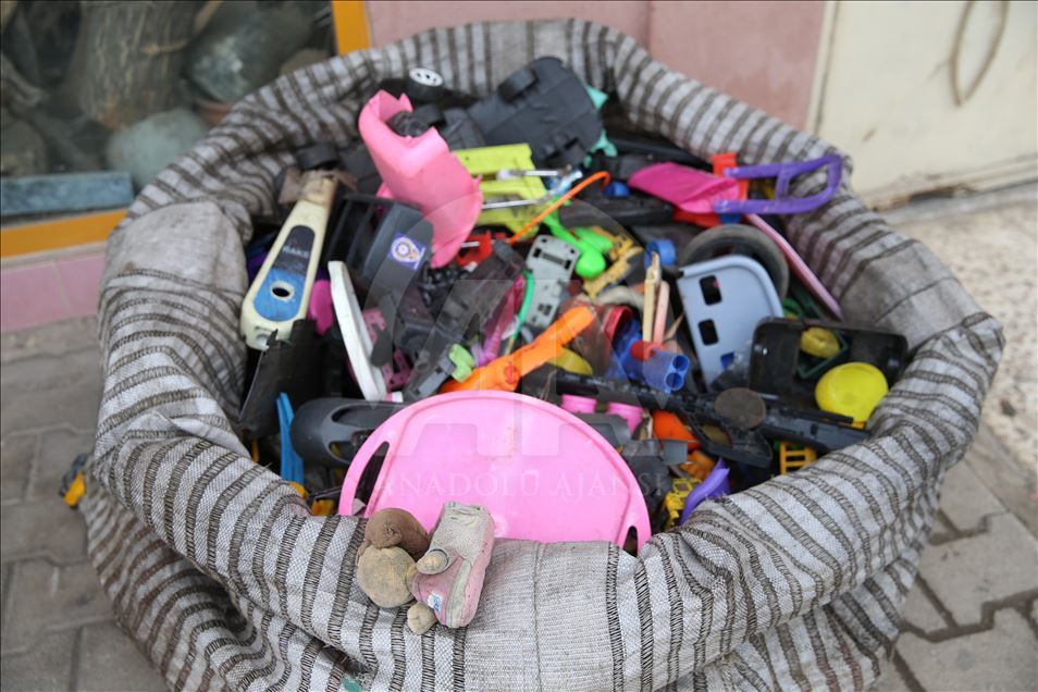 Li Reyhanliya navçeya Hatayê hosteyê mozaîkê Mervan Altinorak ji qeraxa Samandagê 2 ton plastîk kom kir û bi van plastîkan peykereke masiya çê kir 9