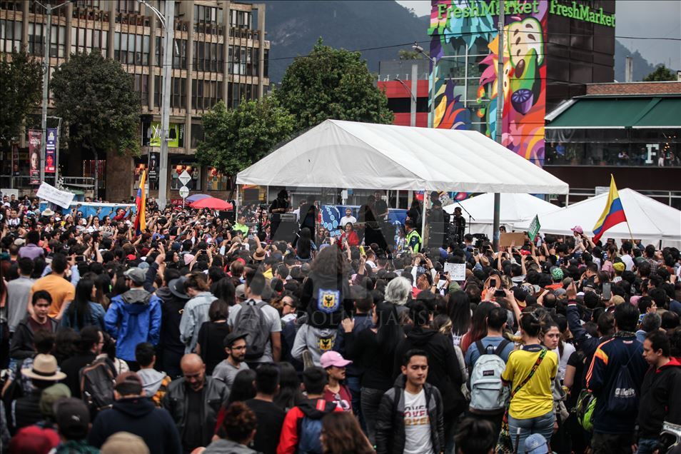 Aksi musikal iringi demonstrasi anti-pemerintah di Kolombia