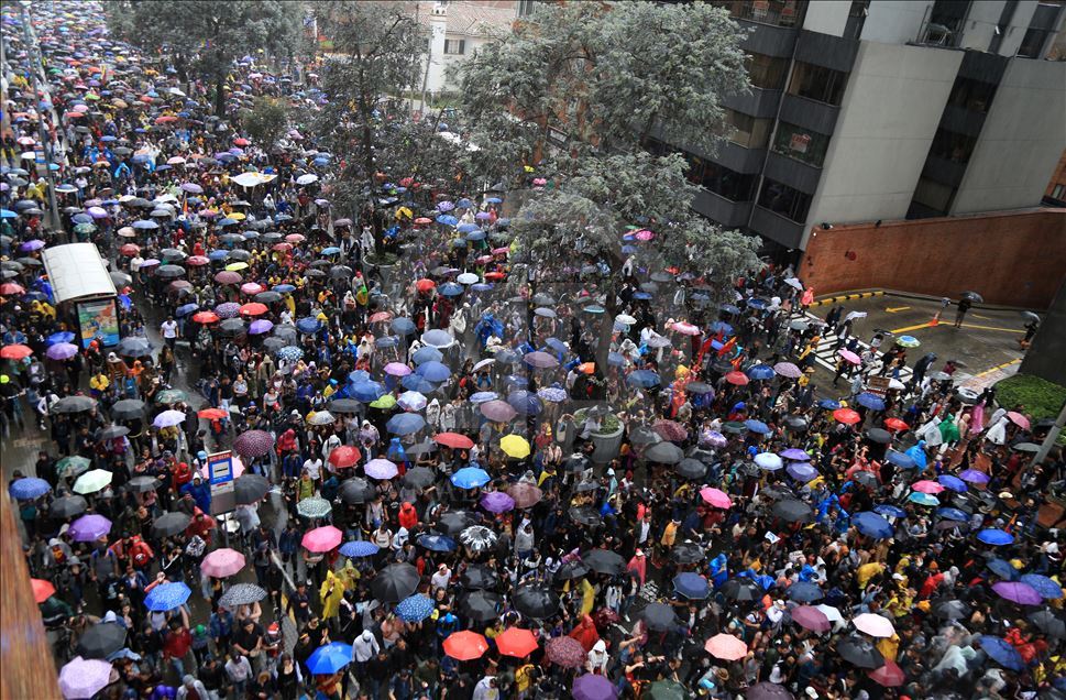 Kolombiya'da, Hong Kong'taki "şemsiye devrimi"ne benzer görüntüler