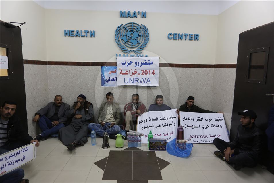 فلسطينيون يقتحمون مقر أونروا بغزة للمطالبة بصرف "تعويضات"