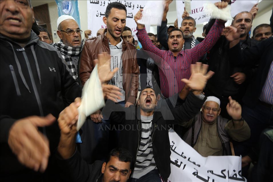 فلسطينيون يقتحمون مقر أونروا بغزة للمطالبة بصرف "تعويضات"