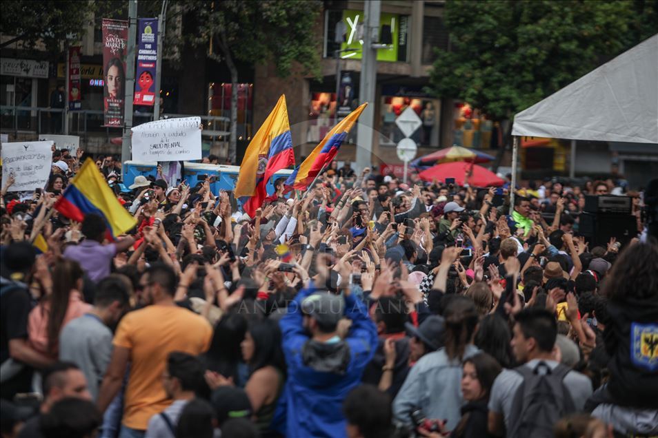 Aksi musikal iringi demonstrasi anti-pemerintah di Kolombia