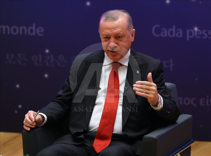 "Her İnsan Bir Dünya" temalı program