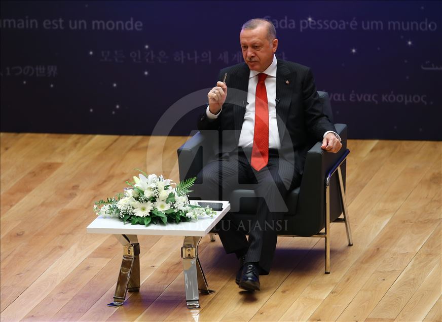 "Her İnsan Bir Dünya" temalı program