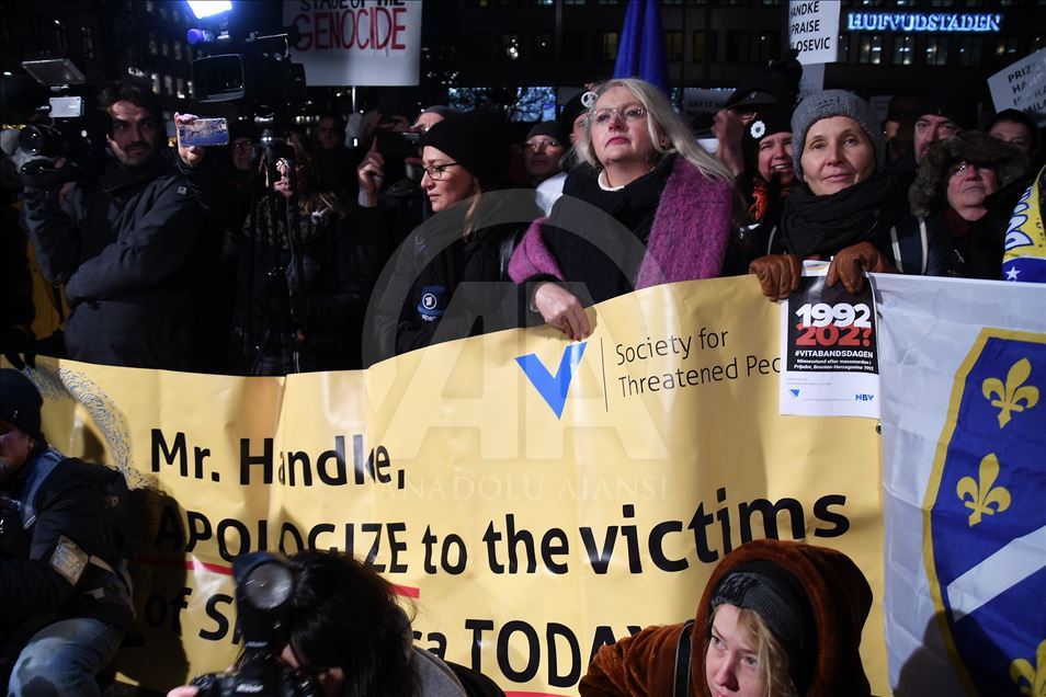 Bosna soykırımını inkar eden Peter Handke'ye Nobel Ödülü verilmesi İsveç'te protesto edildi

