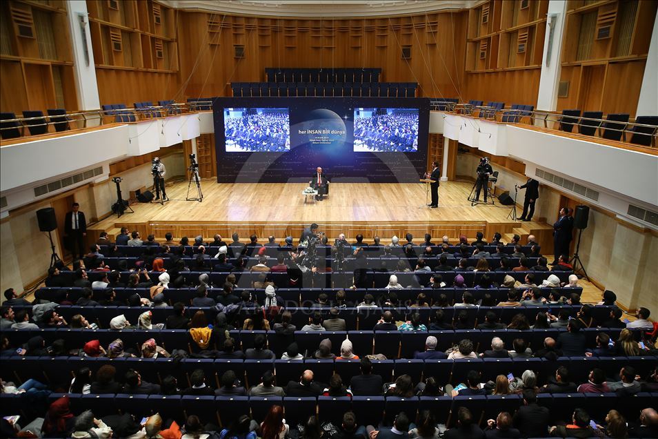 "Her İnsan Bir Dünya" temalı program