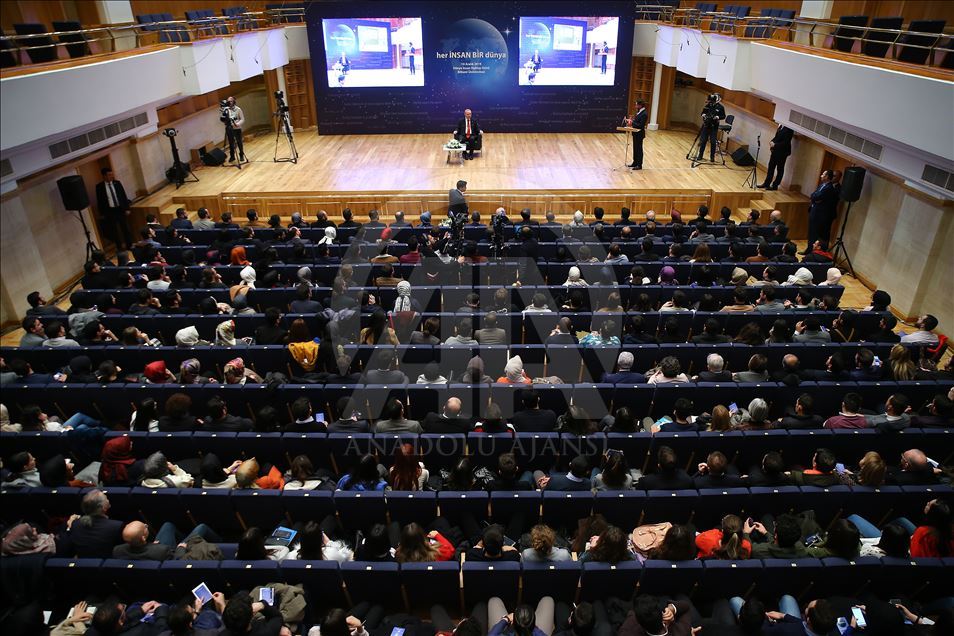 "Her İnsan Bir Dünya" temalı program