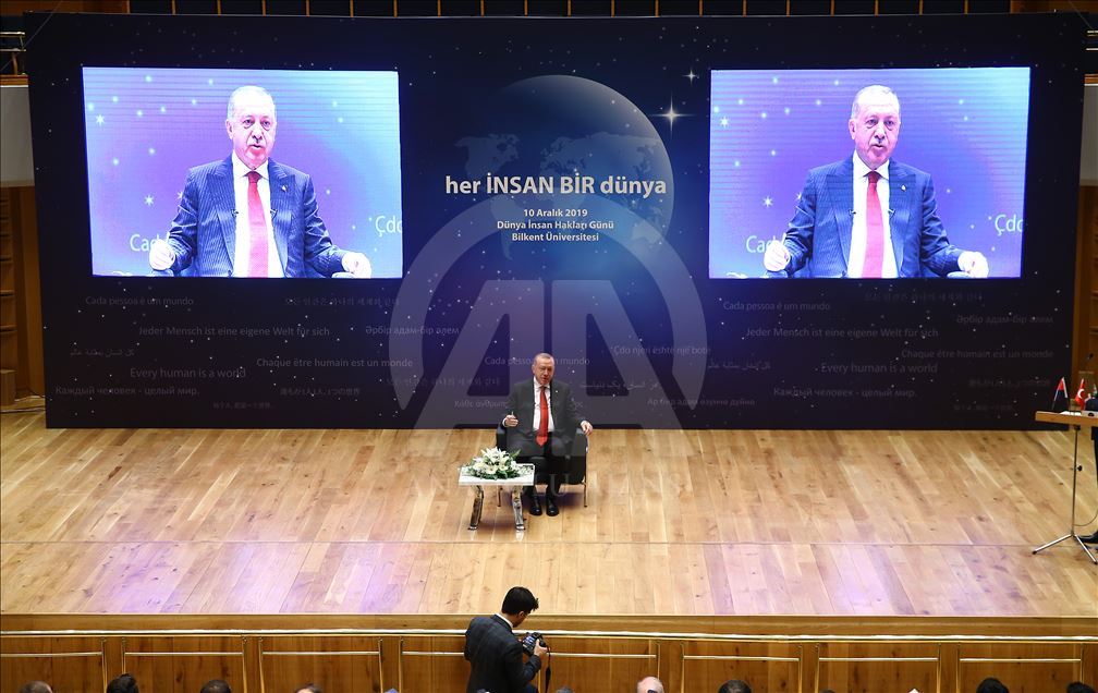 "Her İnsan Bir Dünya" temalı program