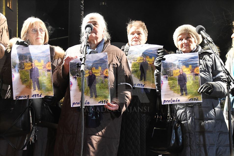 Bosna soykırımını inkar eden Peter Handke'ye Nobel Ödülü verilmesi İsveç'te protesto edildi

