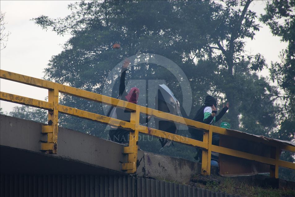 Bogota'da öğrenci grupları ve polis çatıştı