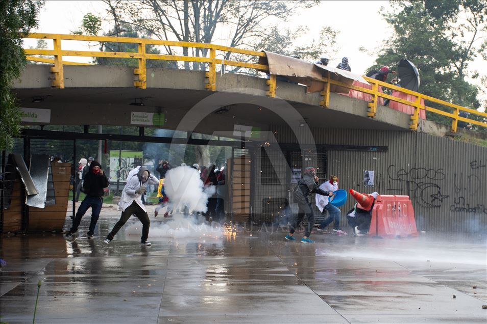 Bogota'da öğrenci grupları ve polis çatıştı