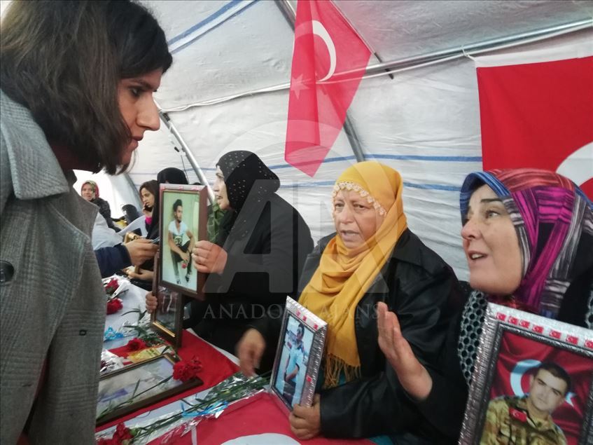 Diyarbakır'da "evlat nöbeti"nin 100'üncü gününde ziyaretçi yoğunluğu sürüyor