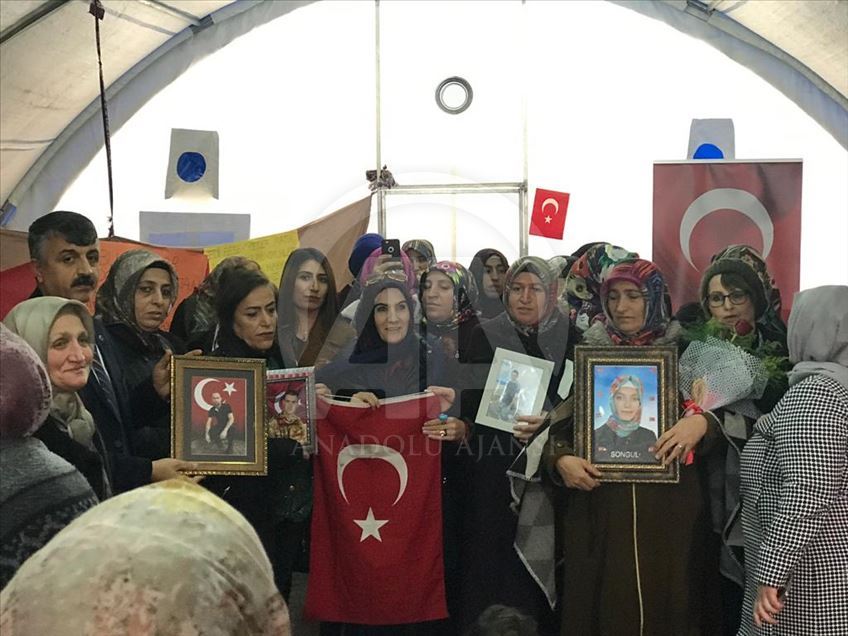 Diyarbakır'da "evlat nöbeti"nin 100'üncü gününde ziyaretçi yoğunluğu sürüyor