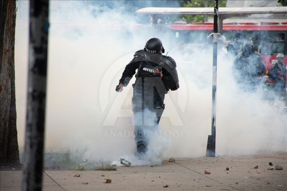Clashes between students and police in Bogota
