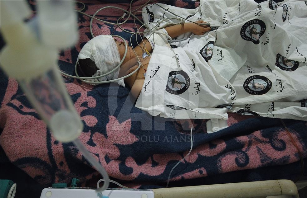 نجات کودکی در ادلب از بمباران جنگنده‌های روسیه