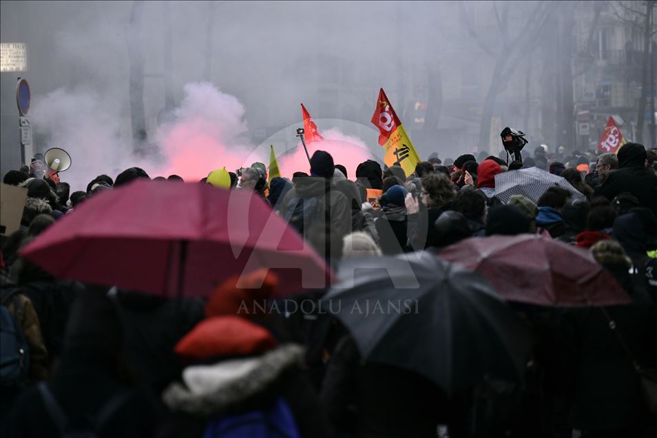 Fransa'da Macron karşıtları yeniden sokaklarda