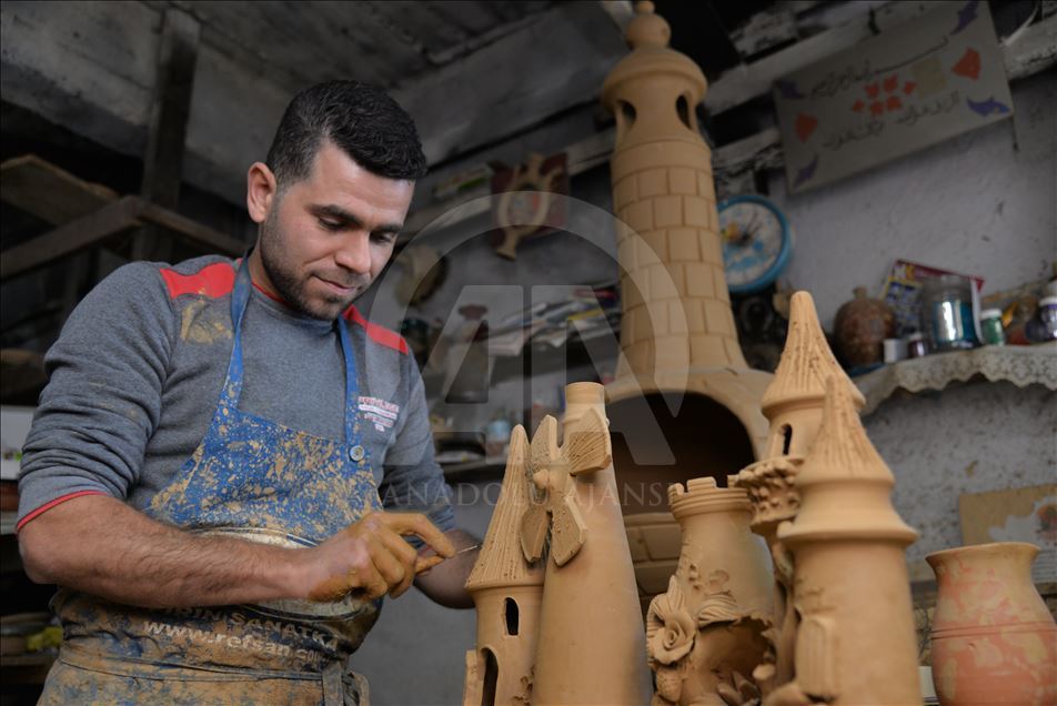 صانع فخار سوري يواصل مهنة أجداده في "بيلاجيك" التركية