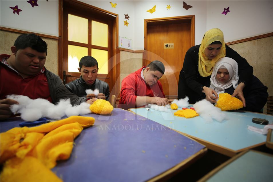 غزة.. مصابون بـ"داون" يصنعون دُمى "الفرح"
