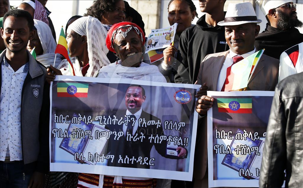 Kryeministri etiopian pritet si hero pas marrjes së Çmimit Nobel
