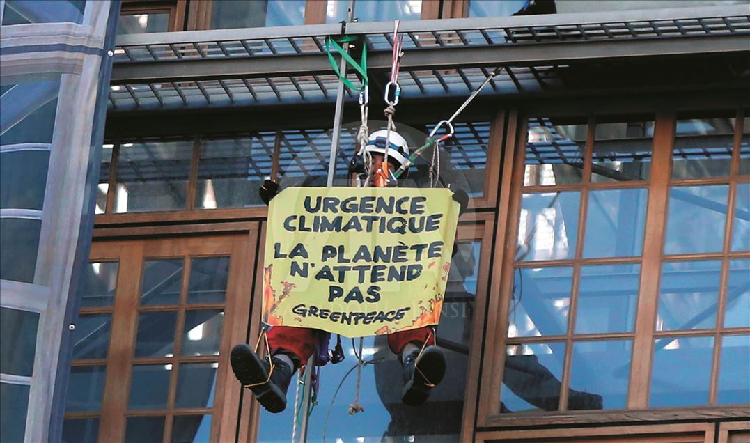 اعتراض متفاوت اعضای سازمان صلح سبز در بروکسل
