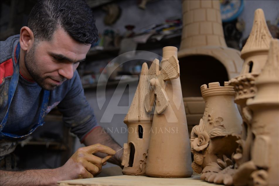 صانع فخار سوري يواصل مهنة أجداده في "بيلاجيك" التركية