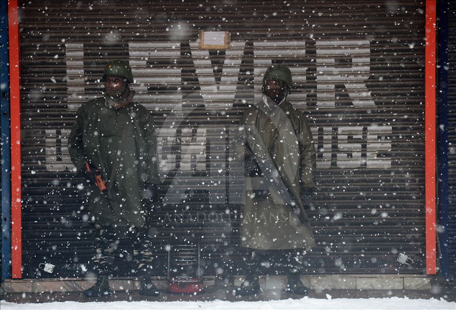Srinagar'da yoğun kar yağışı