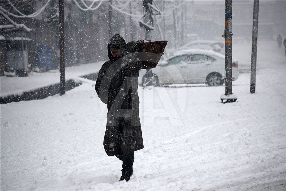 Srinagar'da yoğun kar yağışı