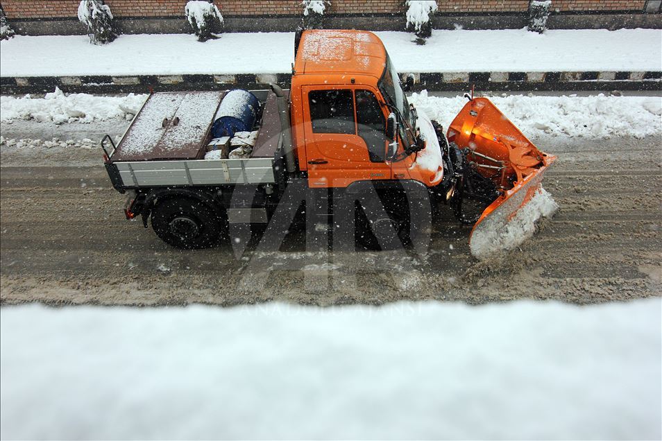 Srinagar'da yoğun kar yağışı