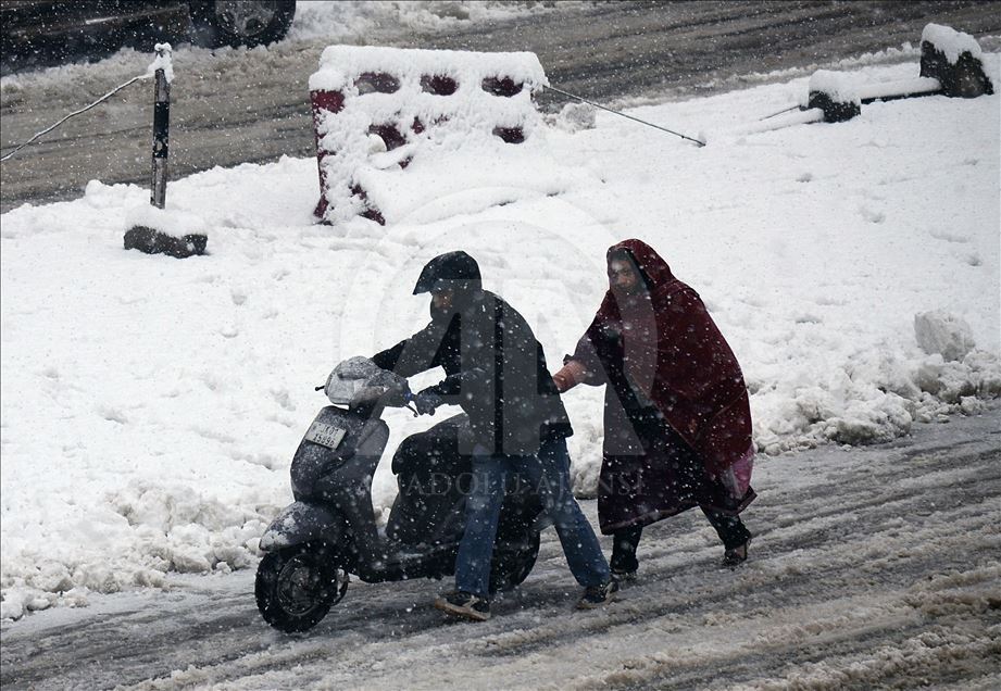 Srinagar'da yoğun kar yağışı