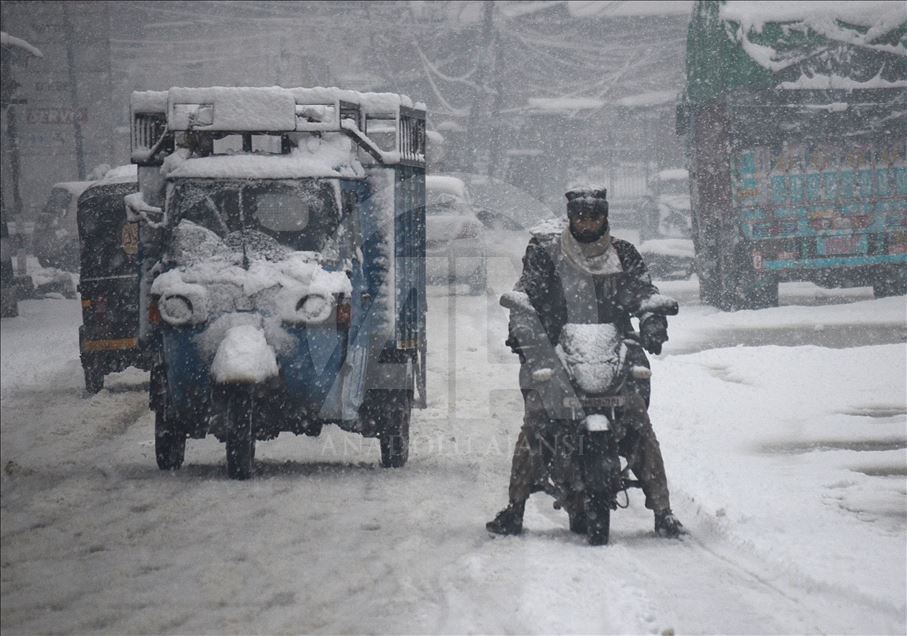 Srinagar'da yoğun kar yağışı