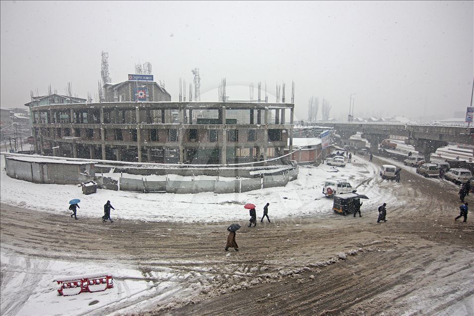 Srinagar'da yoğun kar yağışı