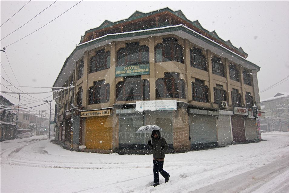 Srinagar'da yoğun kar yağışı