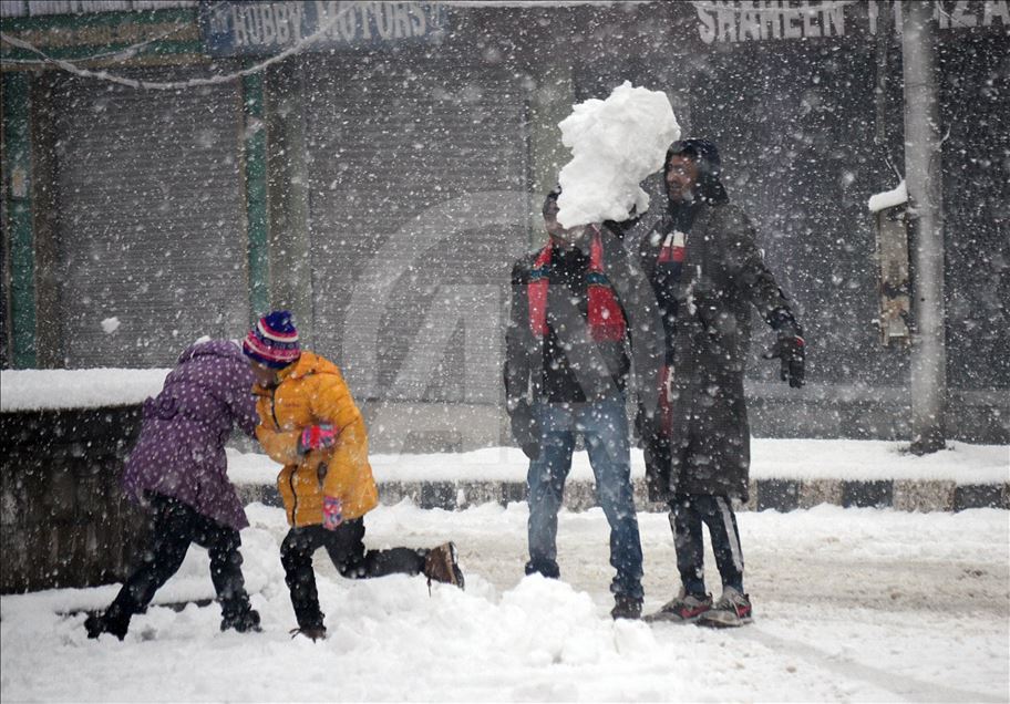 Srinagar'da yoğun kar yağışı