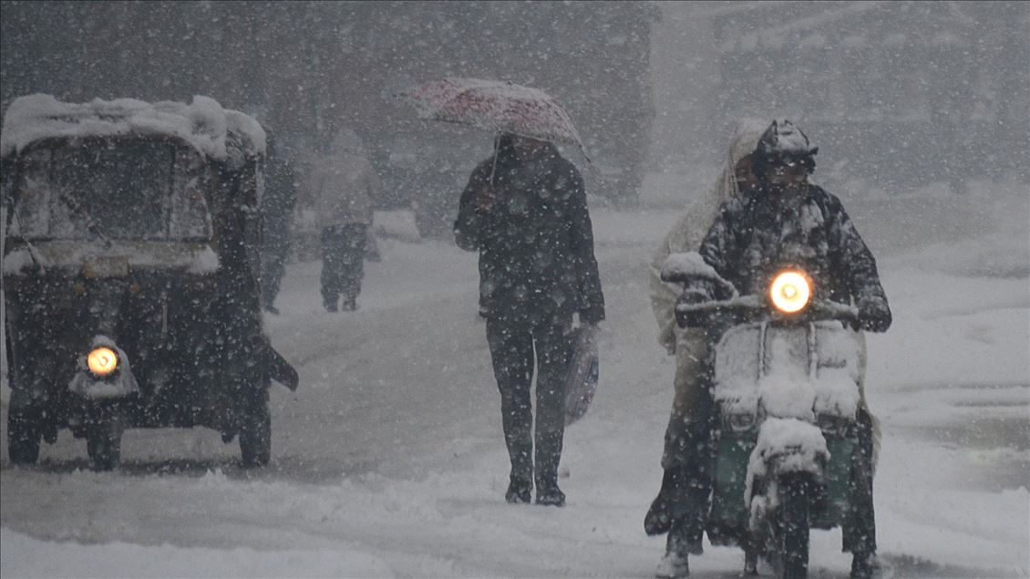 Srinagar'da yoğun kar yağışı