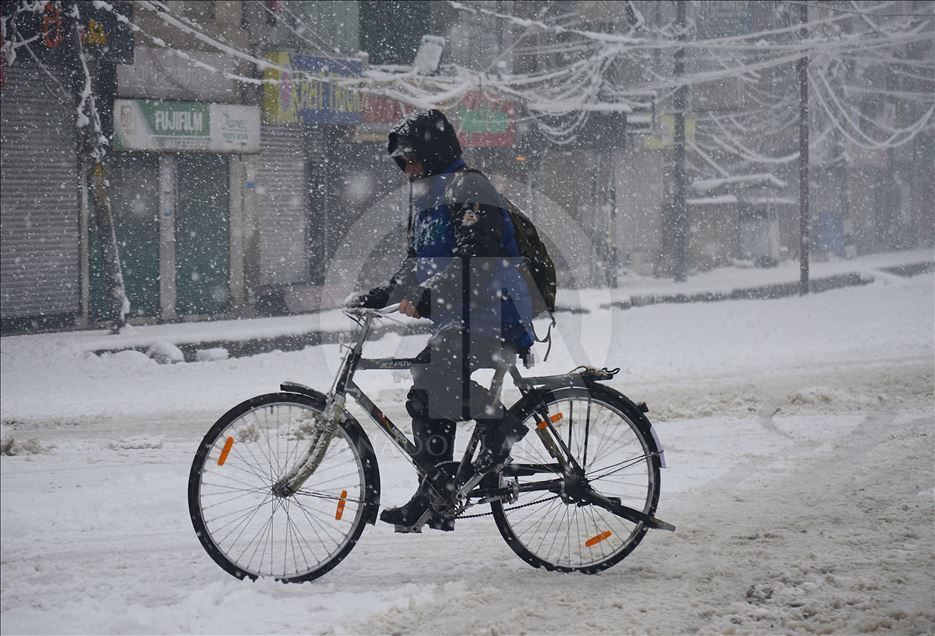Srinagar'da yoğun kar yağışı