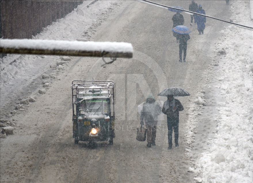 Srinagar'da yoğun kar yağışı