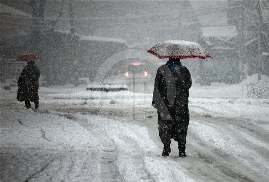 Srinagar'da yoğun kar yağışı