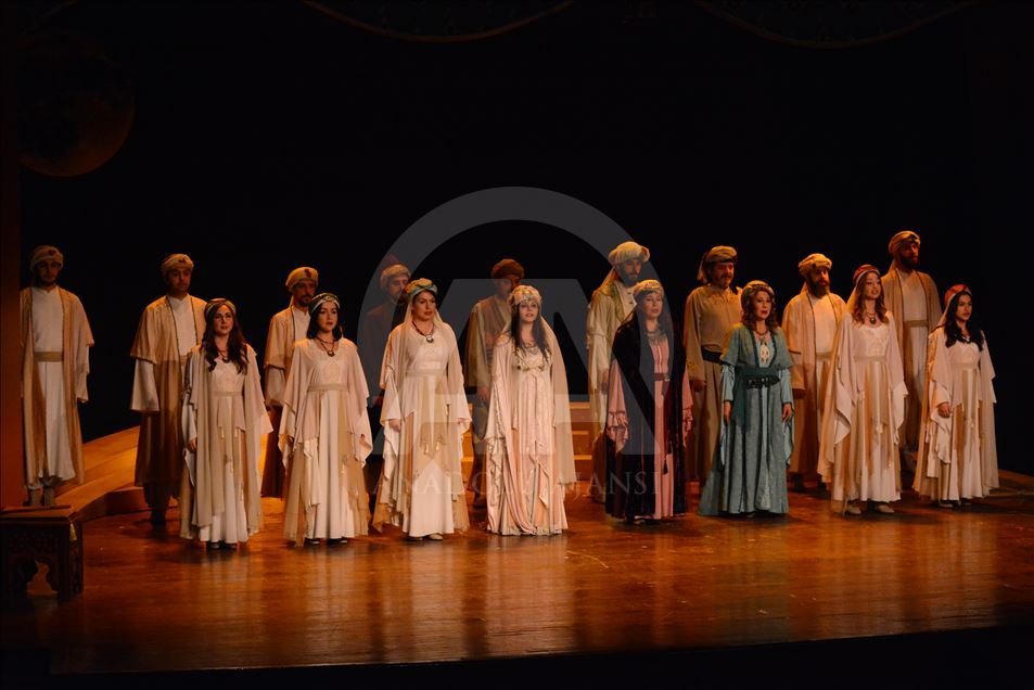 Ankara Devlet Tiyatrosu Malatya'da "Leyla ile Mecnun" oyununu sahneledi