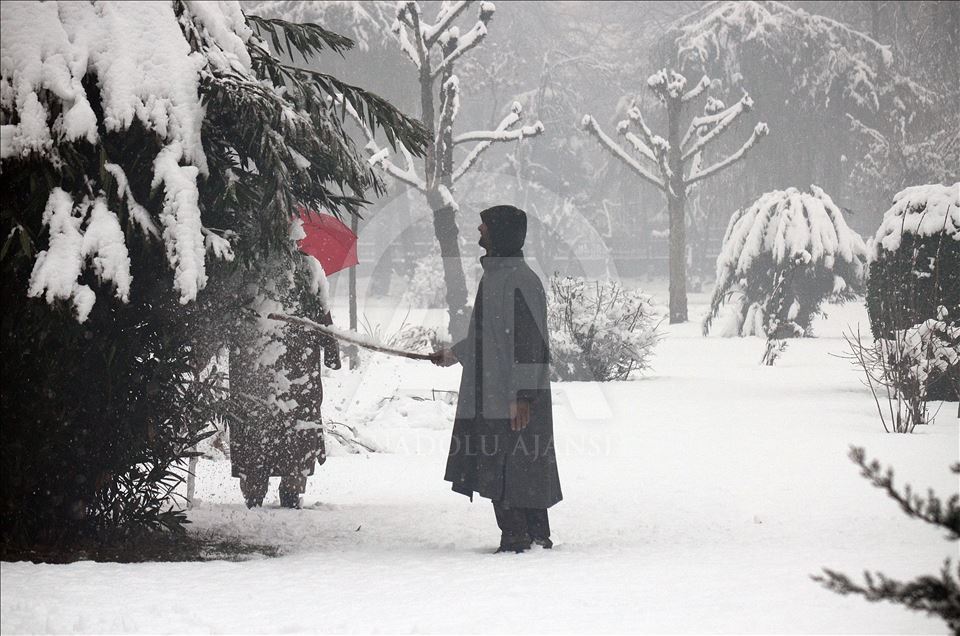Srinagar'da yoğun kar yağışı