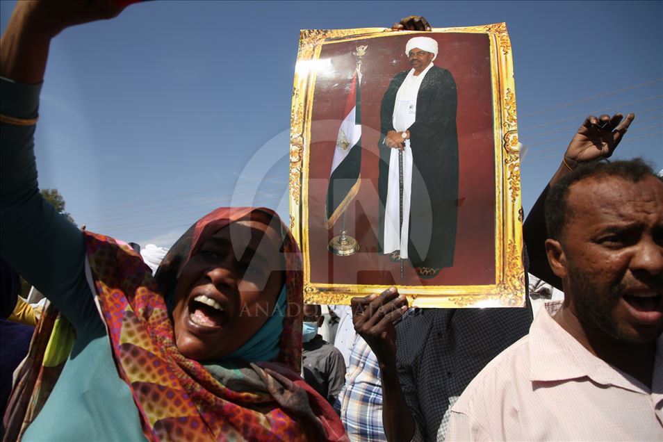 Sudan'da devrik lider el-Beşir'e destek gösterisi