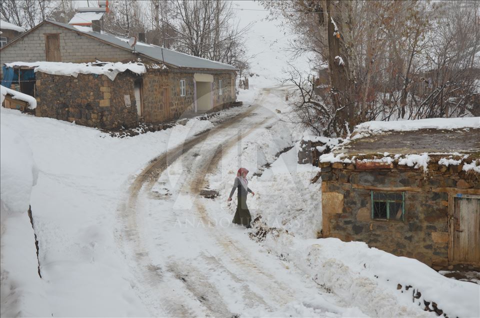 Doğu'da kardan kapanan 109 yerleşim biriminin yolu ulaşıma açıldı
