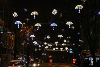 Atmosferë festive për festat e fundvitit në kryeqytetet e vendeve të rajonit