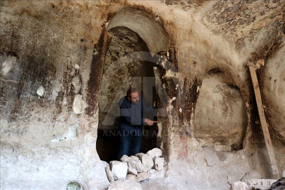 Diyarbakır'da kaya mezarında Süryanice kitabe bulundu