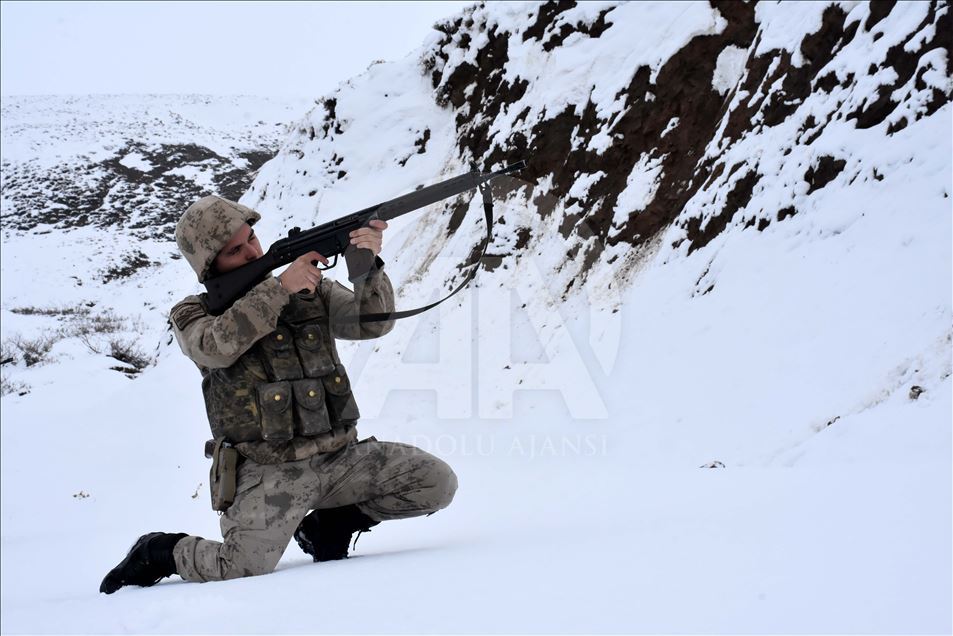 Jandarma kışın da teröristlere göz açtırmıyor
