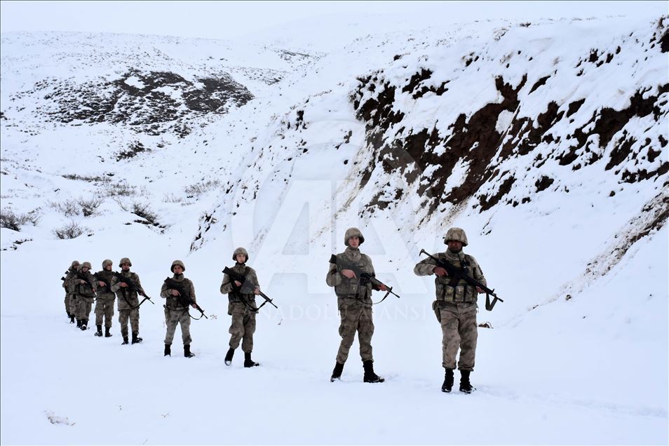 Jandarma kışın da teröristlere göz açtırmıyor