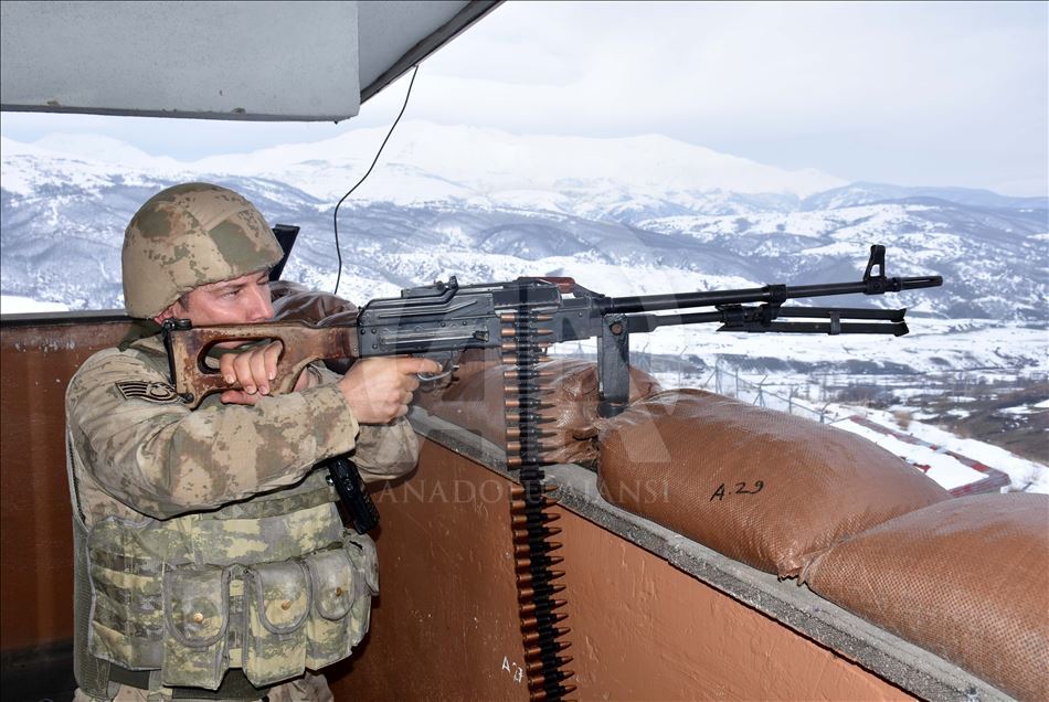 Jandarma kışın da teröristlere göz açtırmıyor