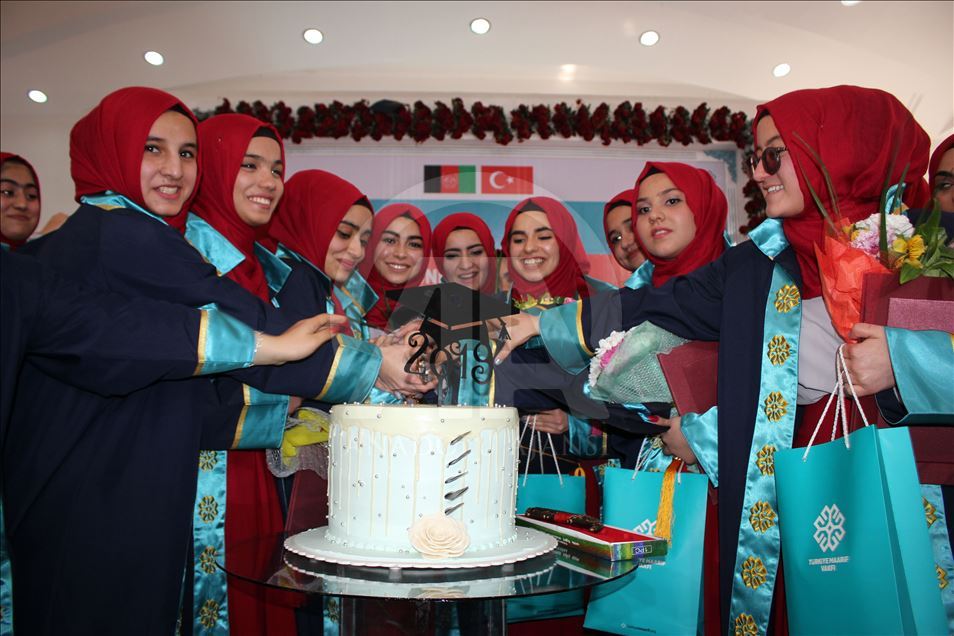 فارغ‌ التحصیلی دانش آموزان دبیرستان بنیاد معارف ترکیه در افغانستان